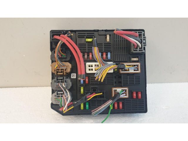 bontott RENAULT MEGANE III Biztosítéktábla Motortér