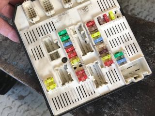 bontott RENAULT MEGANE III Biztosítéktábla Motortér