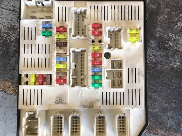 bontott RENAULT MEGANE III Biztosítéktábla Motortér