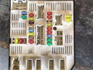 bontott RENAULT MEGANE III Biztosítéktábla Motortér