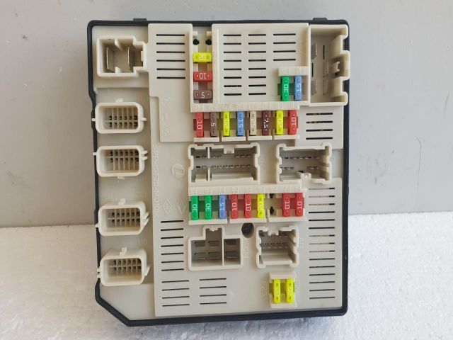 bontott RENAULT MEGANE III Biztosítéktábla Motortér