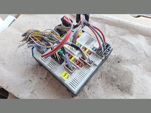 bontott RENAULT MEGANE III Biztosítéktábla Motortér