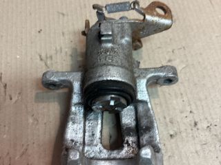 bontott RENAULT MEGANE III Bal hátsó Féknyereg Munkahengerrel