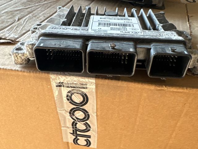 bontott RENAULT MEGANE III Motorvezérlő