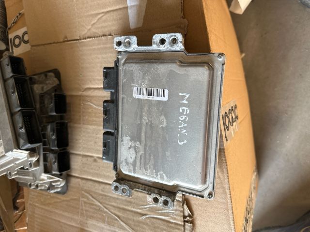 bontott RENAULT MEGANE III Motorvezérlő