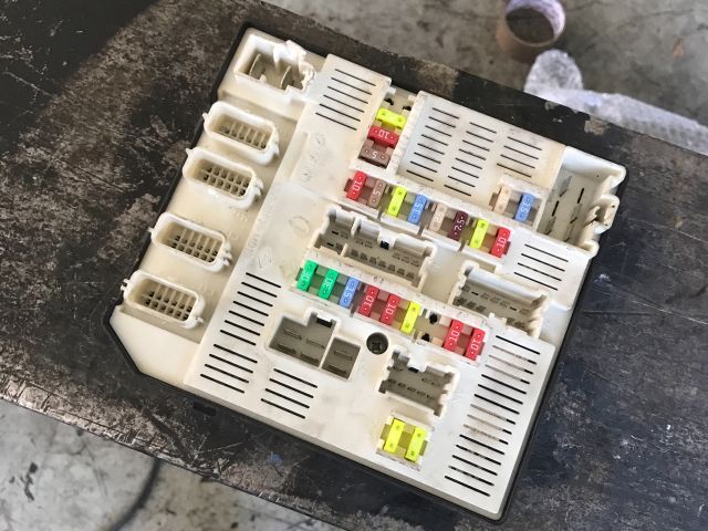 bontott RENAULT MEGANE III Biztosítéktábla Motortér