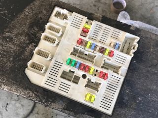 bontott RENAULT MEGANE III Biztosítéktábla Motortér