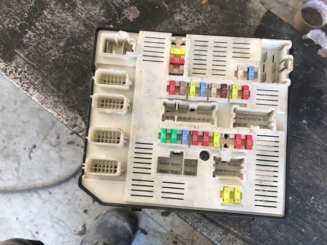 bontott RENAULT MEGANE III Biztosítéktábla Motortér