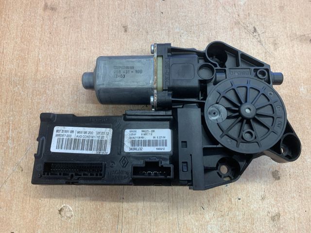 bontott RENAULT MEGANE III Bal első Ablakemelő Motor