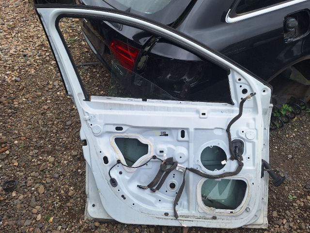 bontott RENAULT MEGANE III Bal első Ajtó (Üres lemez)