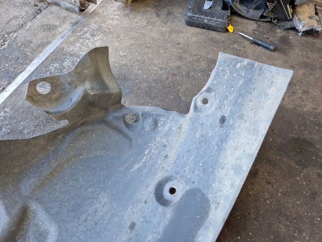 bontott RENAULT MEGANE III Bal első Hátsó Dobbetét (Kerékjárati, Műanyag)