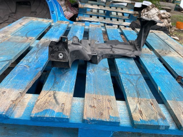 bontott RENAULT MEGANE III Bal Fényszóró Tartó