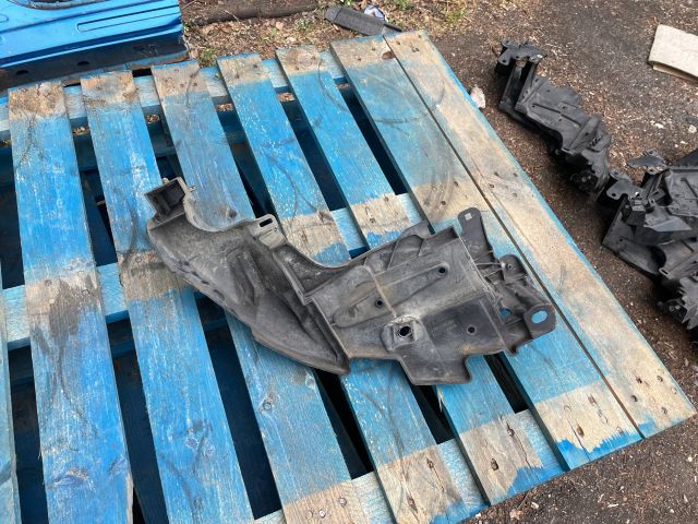 bontott RENAULT MEGANE III Bal Fényszóró Tartó