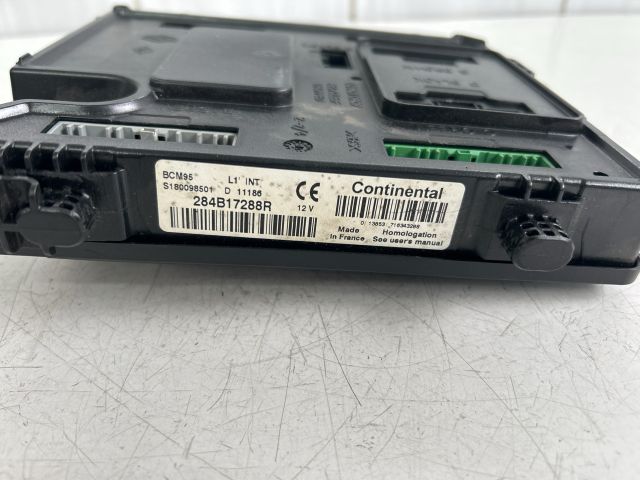 bontott RENAULT MEGANE III Biztosítéktábla Utastér