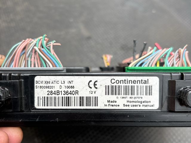 bontott RENAULT MEGANE III Biztosítéktábla Utastér