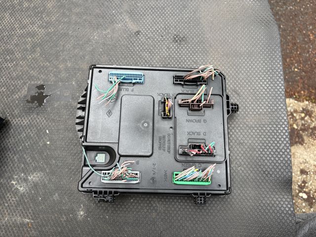 bontott RENAULT MEGANE III Biztosítéktábla Utastér