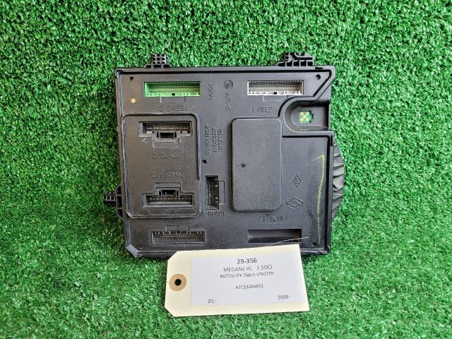 bontott RENAULT MEGANE III Biztosítéktábla Utastér