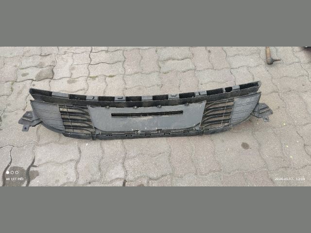 bontott RENAULT MEGANE III Első Lökhárító Alsó Középső Díszrács