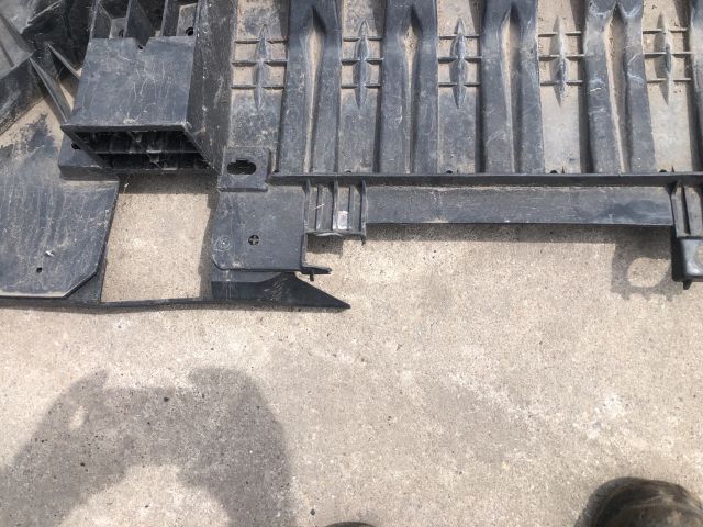 bontott RENAULT MEGANE III Első Lökhárító Alsó (Műanyag)