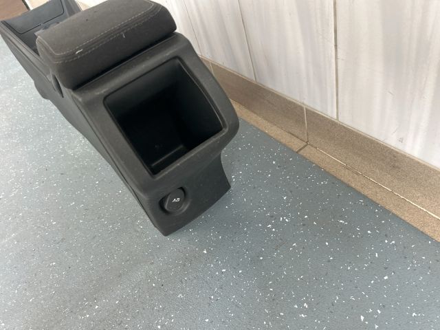 bontott RENAULT MEGANE III Könyöklő