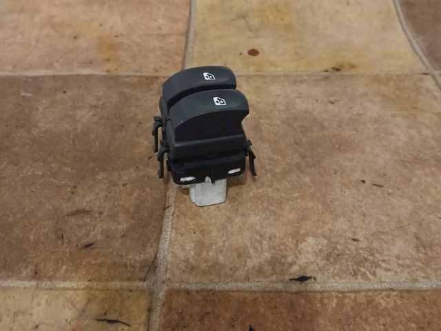 bontott RENAULT MODUS Ablakemelő Kapcsoló Négyes / Kettes