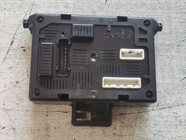 bontott RENAULT MODUS Biztosítéktábla Utastér