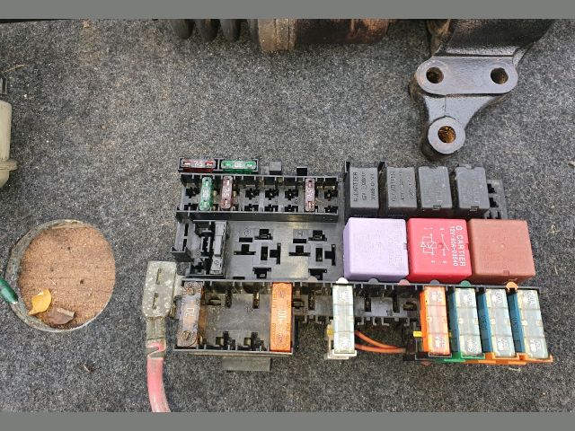 bontott RENAULT SCÉNIC I Biztosítéktábla Motortér