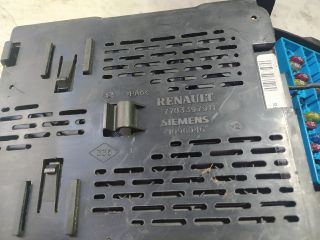 bontott RENAULT SCÉNIC I Biztosítéktábla Utastér