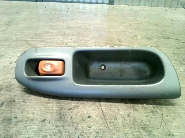 bontott RENAULT SCÉNIC I Jobb első Ablakemelő Kapcsoló