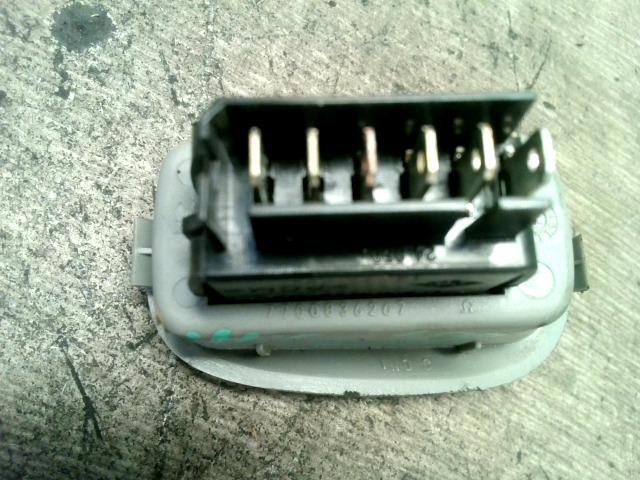 bontott RENAULT SCÉNIC I Jobb hátsó Ablakemelő Kapcsoló