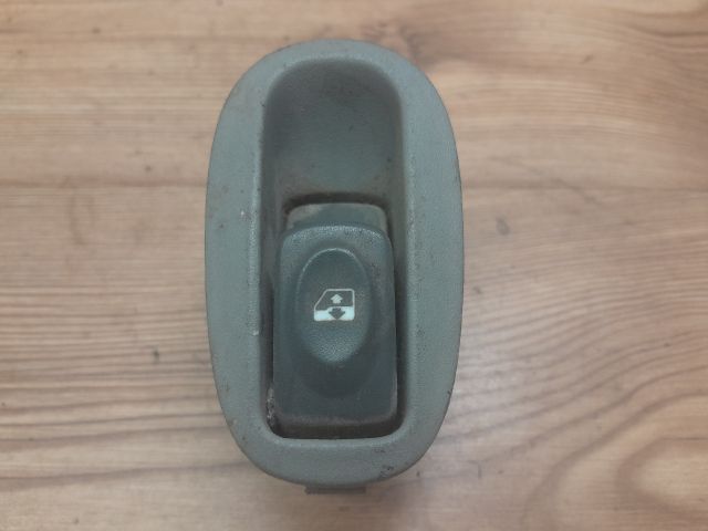 bontott RENAULT SCÉNIC I Jobb hátsó Ablakemelő Kapcsoló