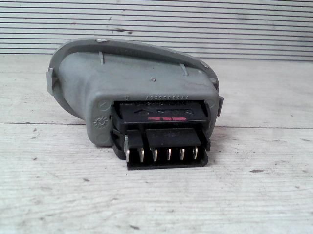 bontott RENAULT SCÉNIC I Jobb hátsó Ablakemelő Kapcsoló