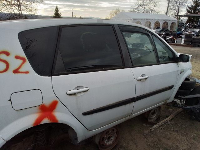 bontott RENAULT SCÉNIC II Biztosítéktábla Motortér