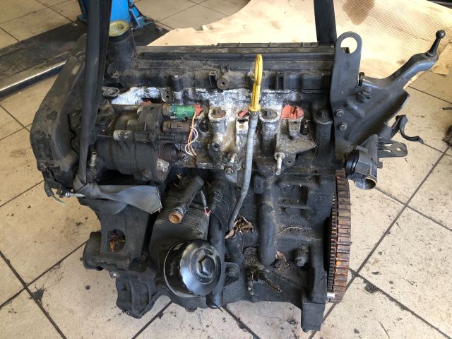 bontott RENAULT SCÉNIC II Motor (Fűzött blokk hengerfejjel)