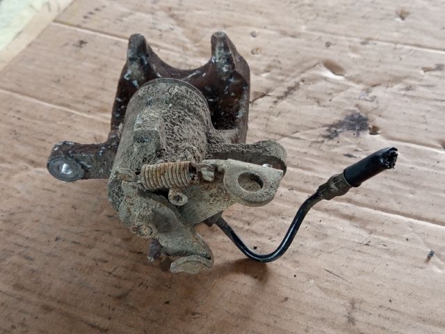 bontott RENAULT SCÉNIC II Jobb hátsó Féknyereg Munkahengerrel