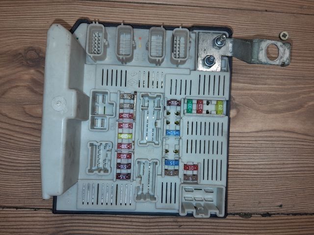 bontott RENAULT SCÉNIC II Biztosítéktábla Motortér