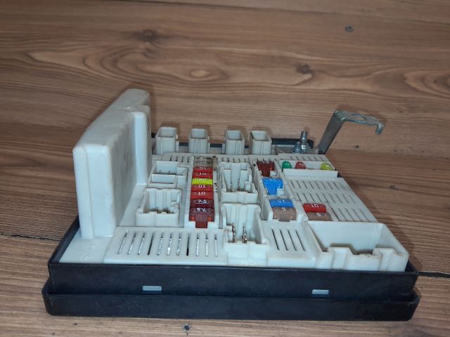 bontott RENAULT SCÉNIC II Biztosítéktábla Motortér