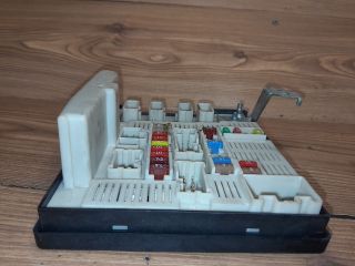 bontott RENAULT SCÉNIC II Biztosítéktábla Motortér