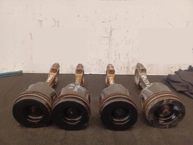 bontott RENAULT SCÉNIC II Dugattyú