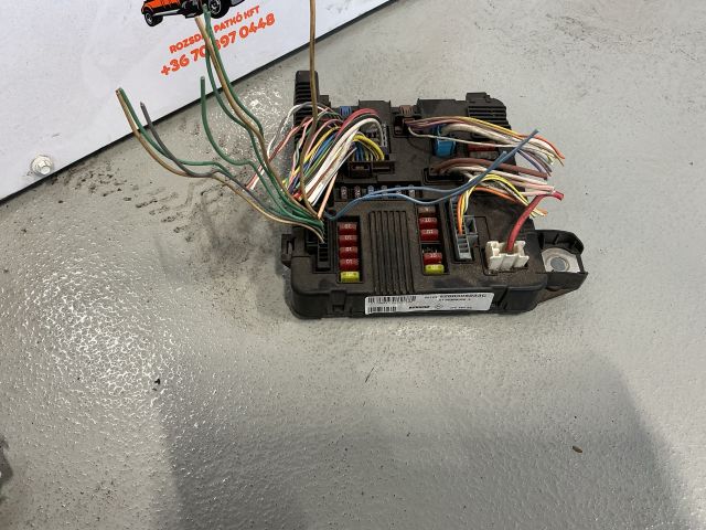 bontott RENAULT SCÉNIC II Biztosítéktábla Motortér