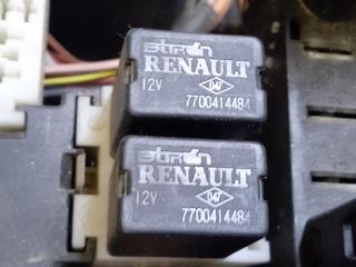 bontott RENAULT SCÉNIC II Biztosítéktábla Motortér