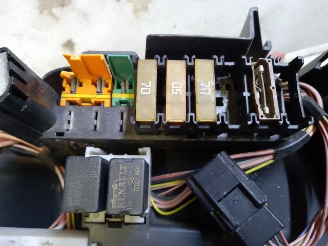 bontott RENAULT SCÉNIC II Biztosítéktábla Motortér