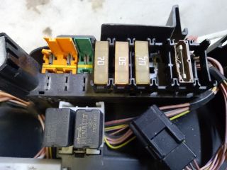 bontott RENAULT SCÉNIC II Biztosítéktábla Motortér