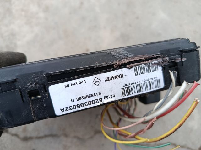 bontott RENAULT SCÉNIC II Biztosítéktábla Motortér