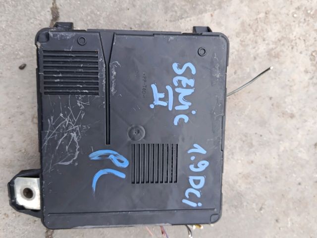 bontott RENAULT SCÉNIC II Biztosítéktábla Motortér