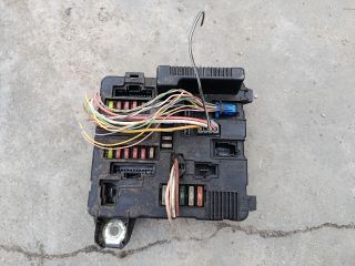 bontott RENAULT SCÉNIC II Biztosítéktábla Motortér