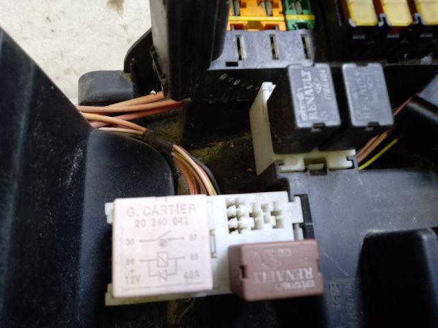 bontott RENAULT SCÉNIC II Biztosítéktábla Motortér