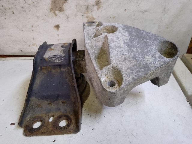 bontott RENAULT SCÉNIC II Motor Tartó Bak Jobb