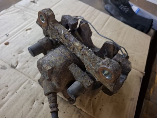 bontott RENAULT SCÉNIC II Bal első Féknyereg Munkahengerrel