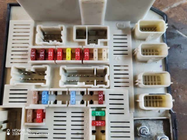 bontott RENAULT SCÉNIC II Biztosítéktábla Motortér